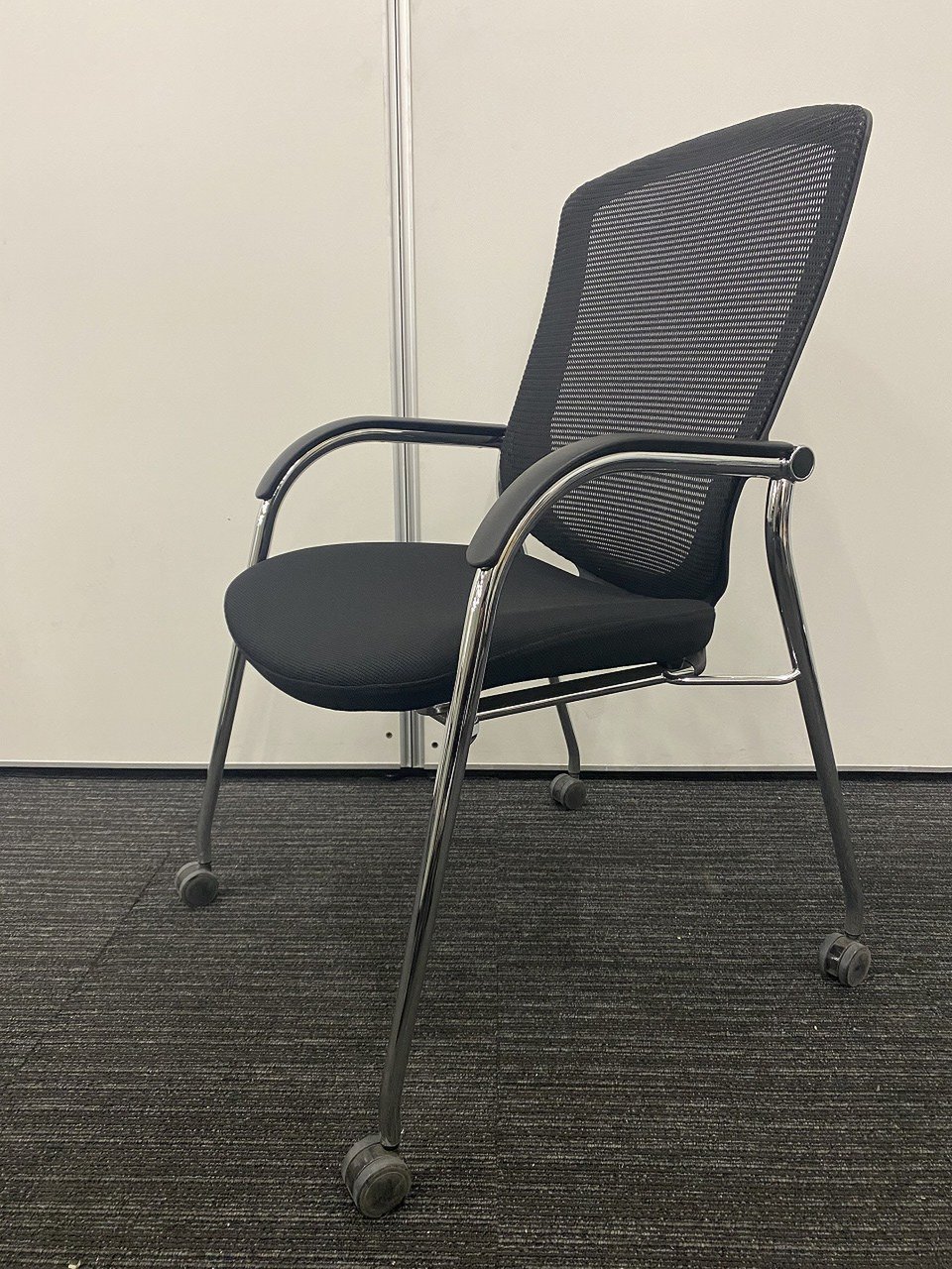 【レア商品1脚入荷！】オカムラの高級チェアシリーズ、コンテッサのミーテイングチェアが入りました！【背面メッシュ】
                        コンテッサ 
                                    中古
            