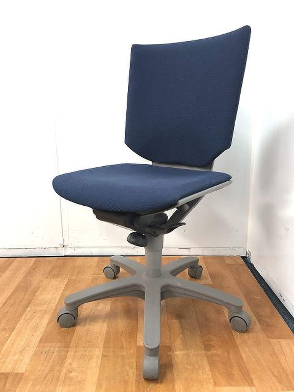 【定価約5万円！！特徴的なデザイン性とフロート・ベンディングシートで快適な座り心地！！】
                        トリノ 
                                    中古
            