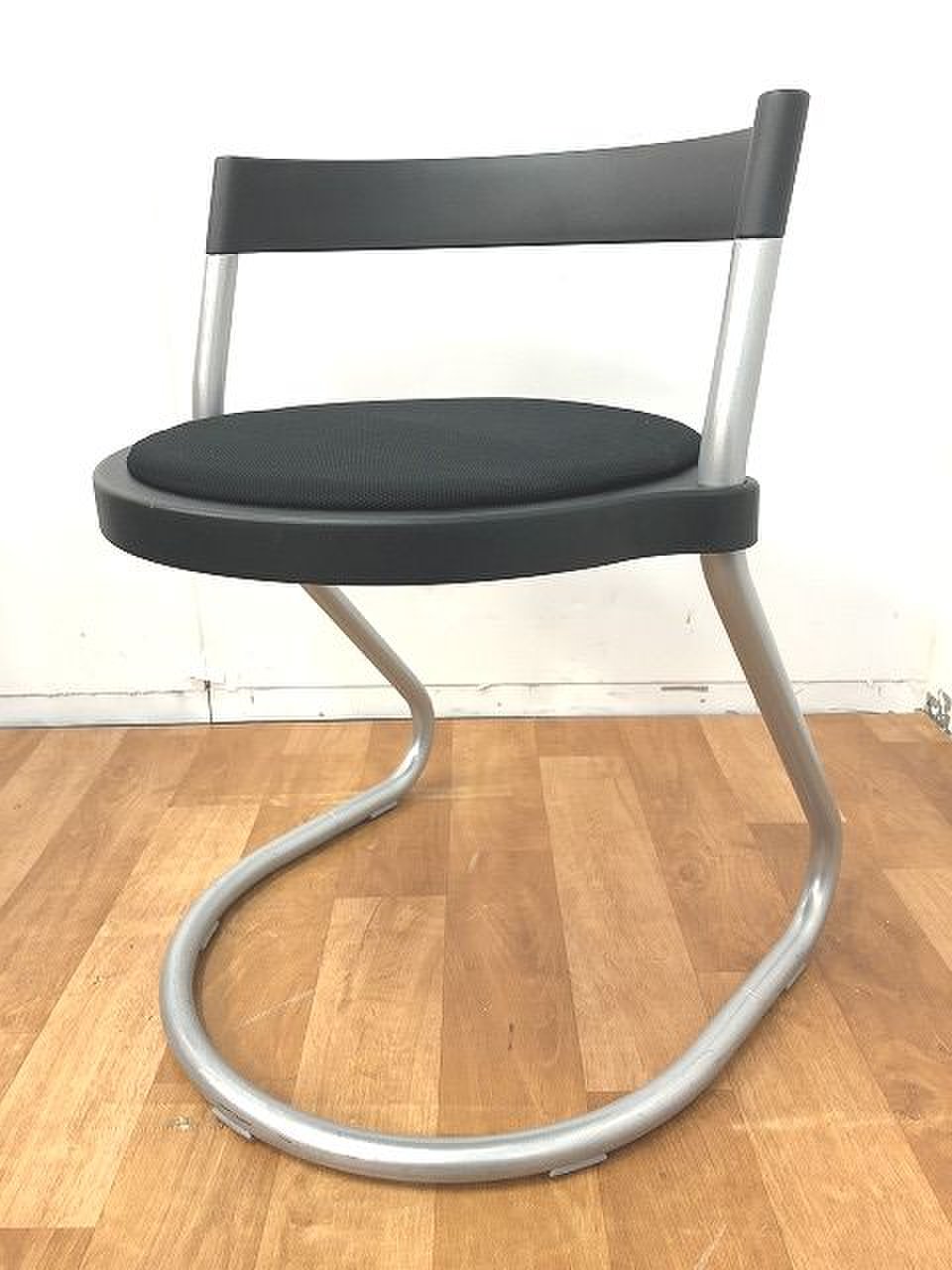 【定価約3万円！！2018年製！！オシャレデザイン丸椅子！！休憩室などにいかがでしょうか！！】
                        ピッキオ 
                                    中古
            