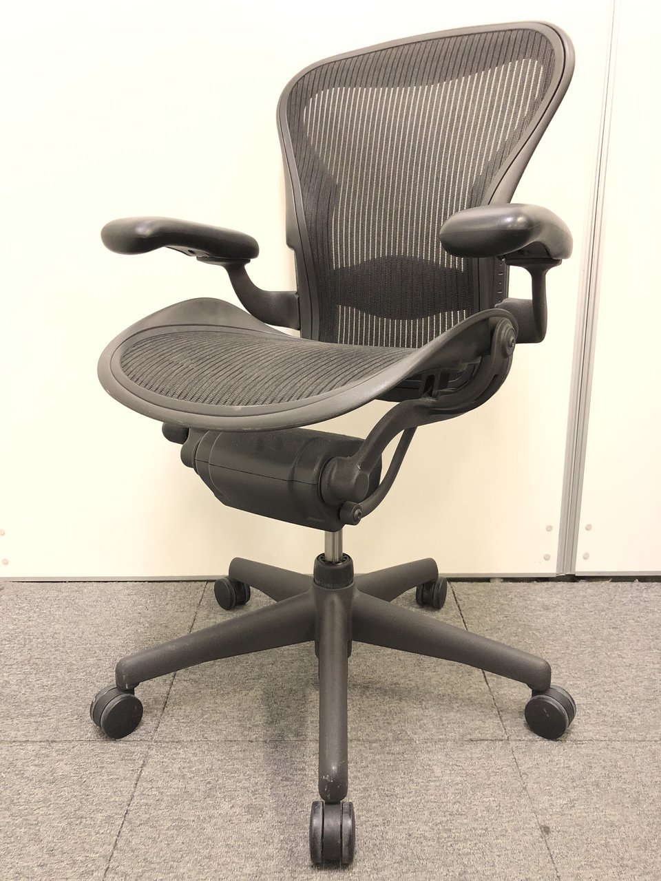 中古 アーロンチェアherman Miller ハーマンミラー 肘付ローバックチェア 大阪梅田本店 中古オフィス家具ならオフィスバスターズ