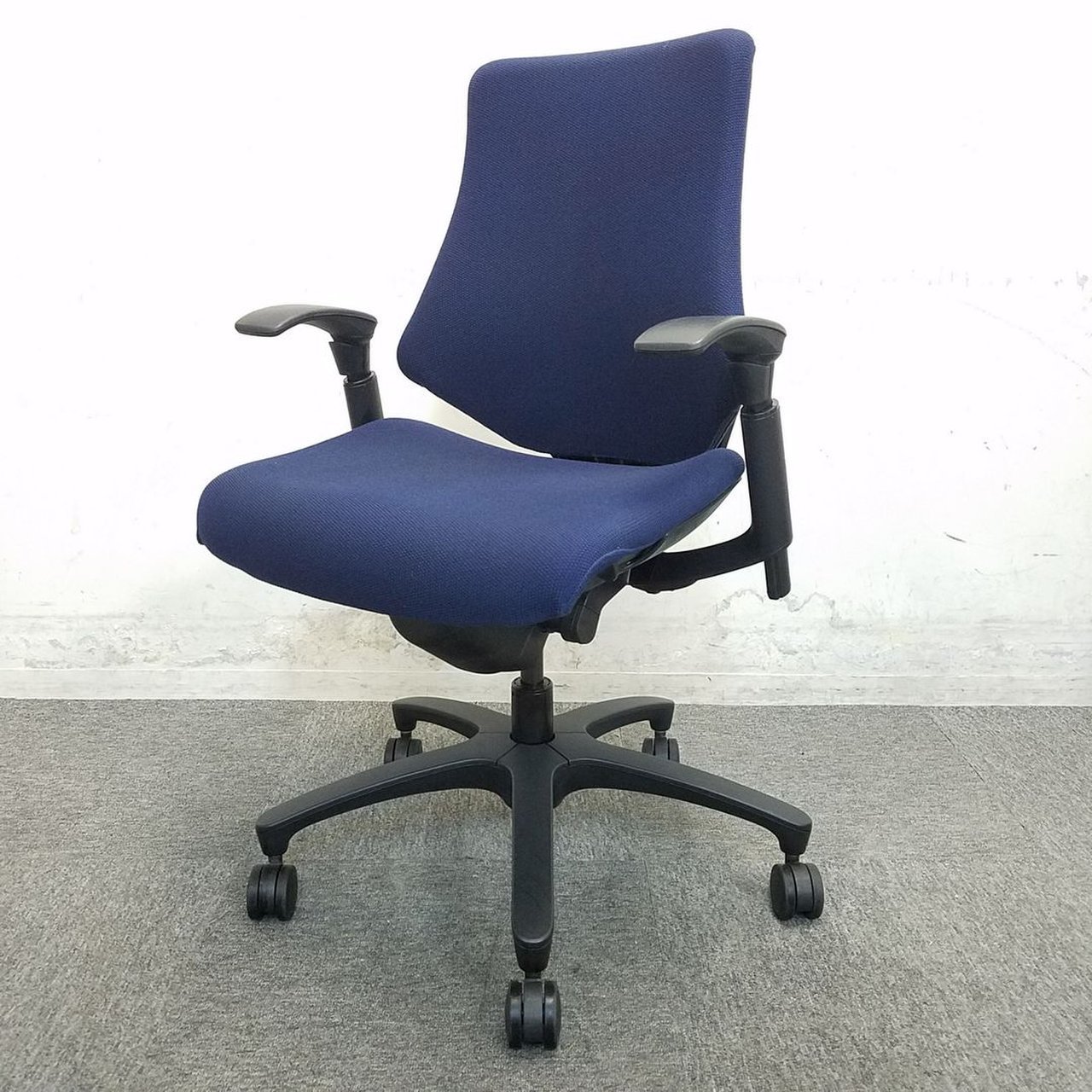 【2脚限定】イトーキ｜エフ｜可動肘｜包まれるようなフィット感です！【高級チェア】
                        エフ 
                                    中古
            