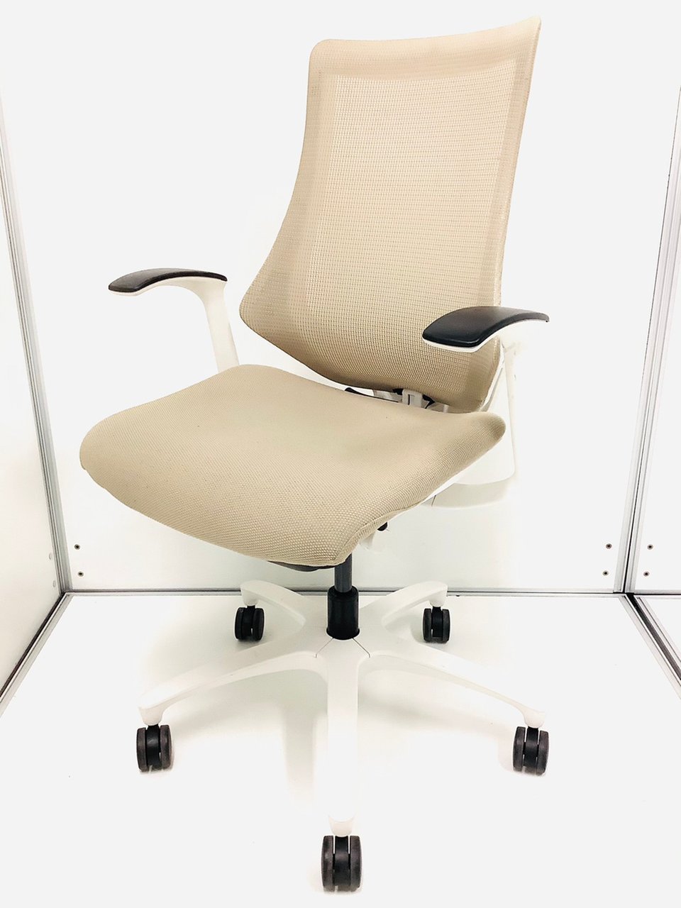【リモートワークにオススメ】イトーキ製エフチェア！4脚入荷【アイボリー/ハイバック/肘付タイプ】
                        エフ 
                                    中古
            