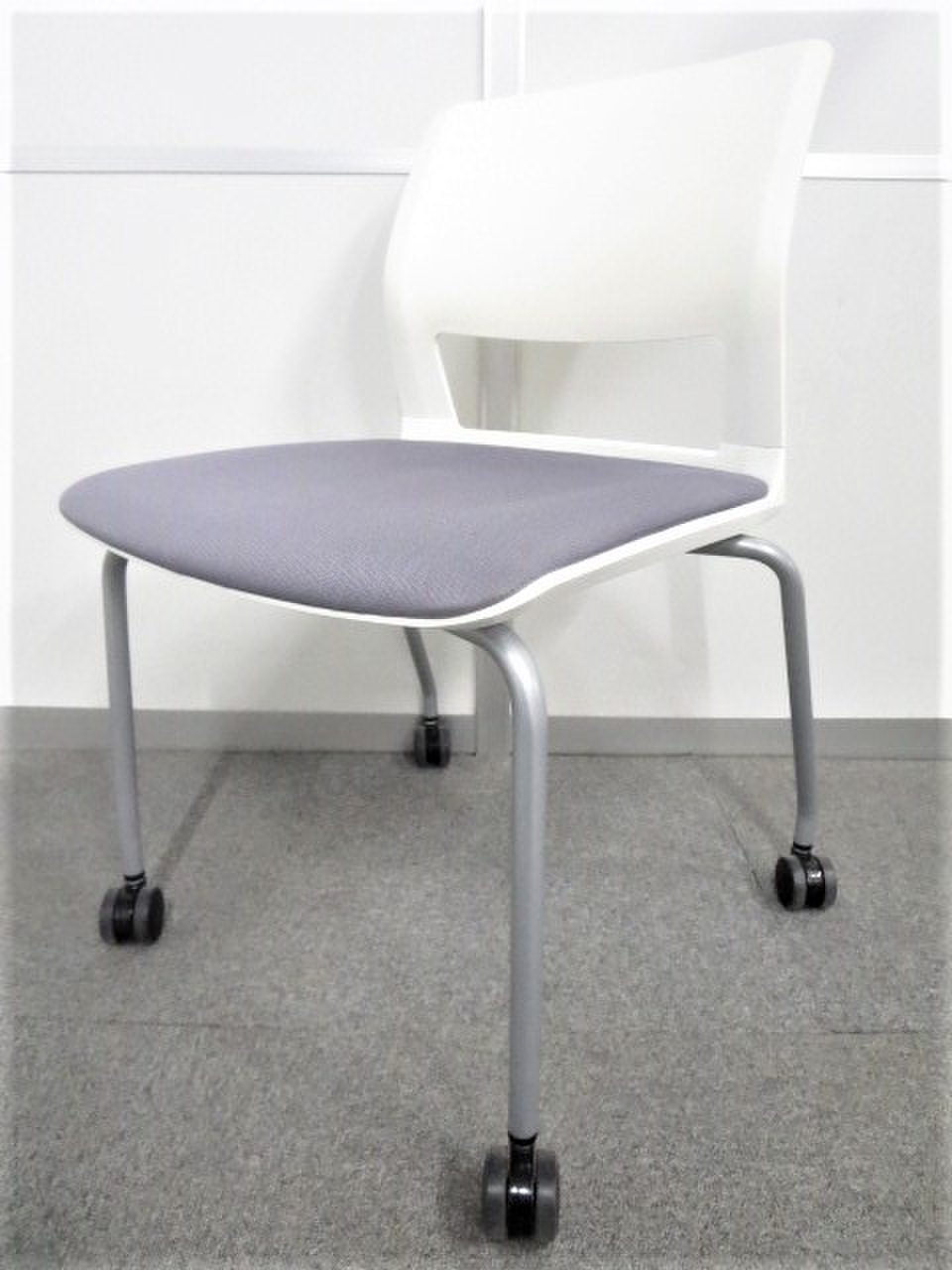 【スタイリッシュなデザイン！】■コクヨ製　スタッキングチェア　キャスター付　グレー

                        160シリーズ 
                                    中古
            