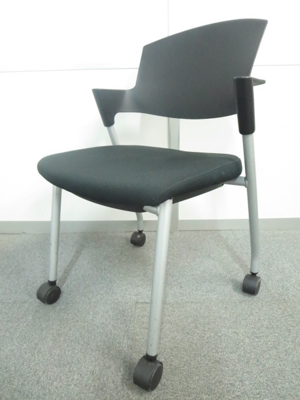 コクヨ製　スタッキングチェア　キャスター付　Protty（プロッティ）シリーズ　ブラック
                        プロッティ（キャスター付） 
                                    中古
            