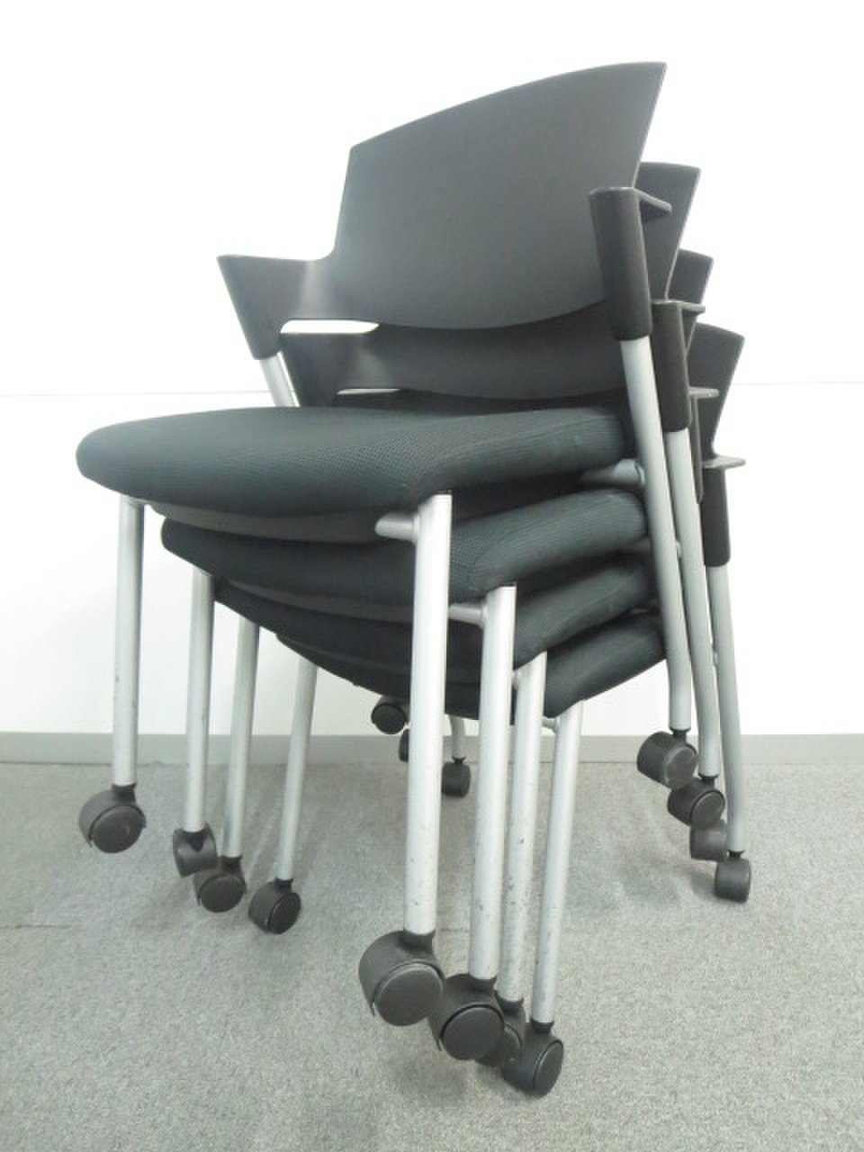 コクヨ製　スタッキングチェア　キャスター付　Protty（プロッティ）シリーズ　ブラック
                        プロッティ（キャスター付） 
                                    中古
            