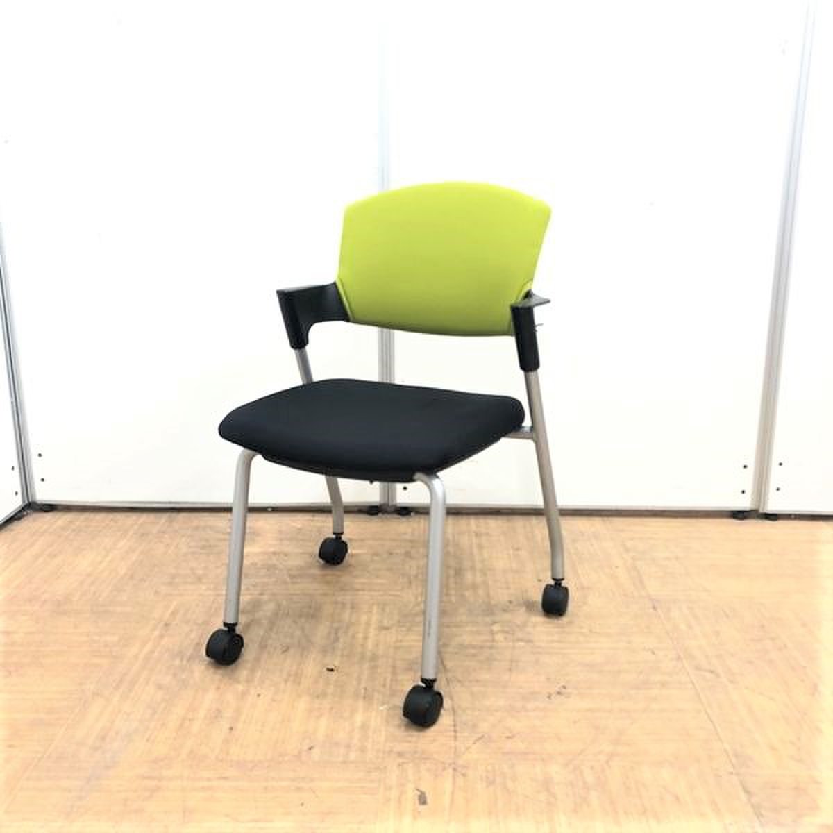 【人気のスタッキングチェア】
【コクヨ(KOKUYO)】【キャスター付き】
                        プロッティ（キャスター付） 
                                    中古
            