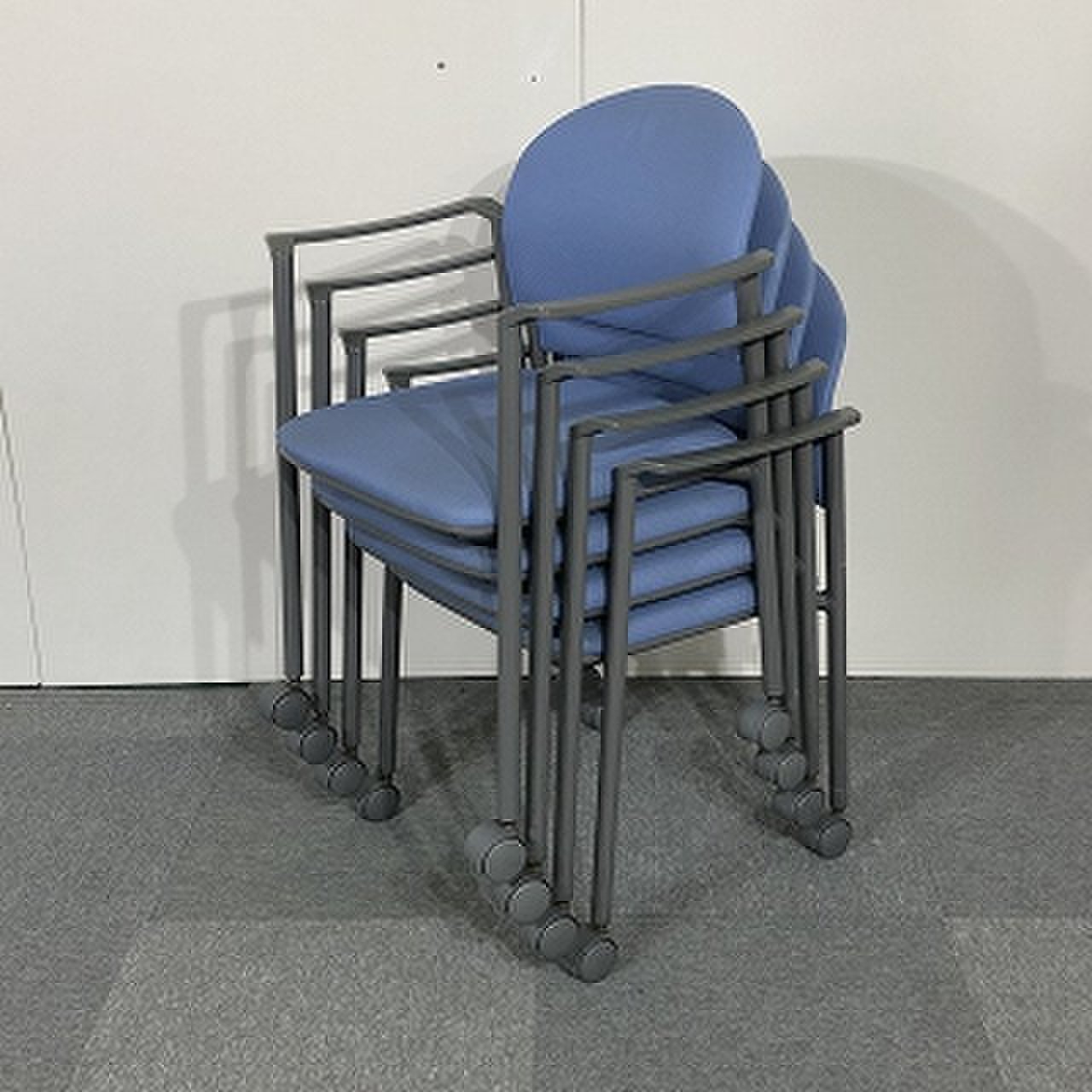 【4脚セット】セットで単品よりもお求めやすく！キャスター付きで積み重ねてからもラクラク収納チェア！！【関西倉庫在庫】
                        その他シリーズ
                                    中古
            