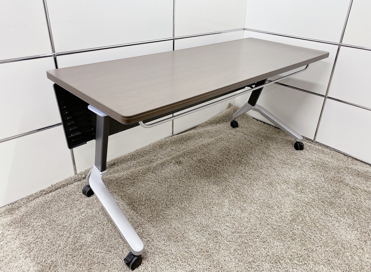 【KS】【木目天板が渋い！】
ちょうどよいサイズ感の折り畳み式テーブルです！■コクヨ製
                        サイズ 
                                    中古
            