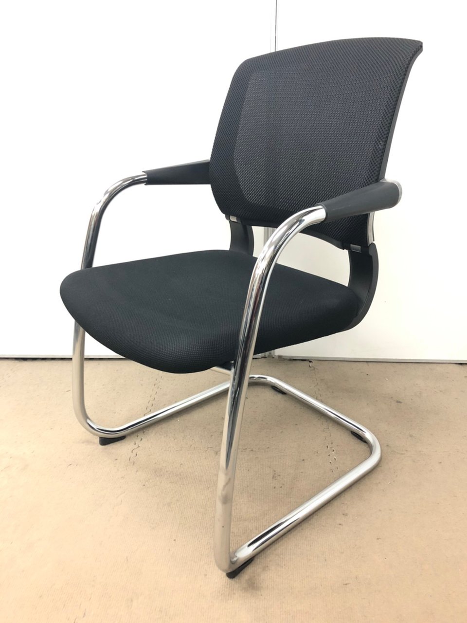 【雰囲気あるチェア】ミーティングにピッタリ！
                        サテリテ（アルミ脚タイプ） 
                                    中古
            