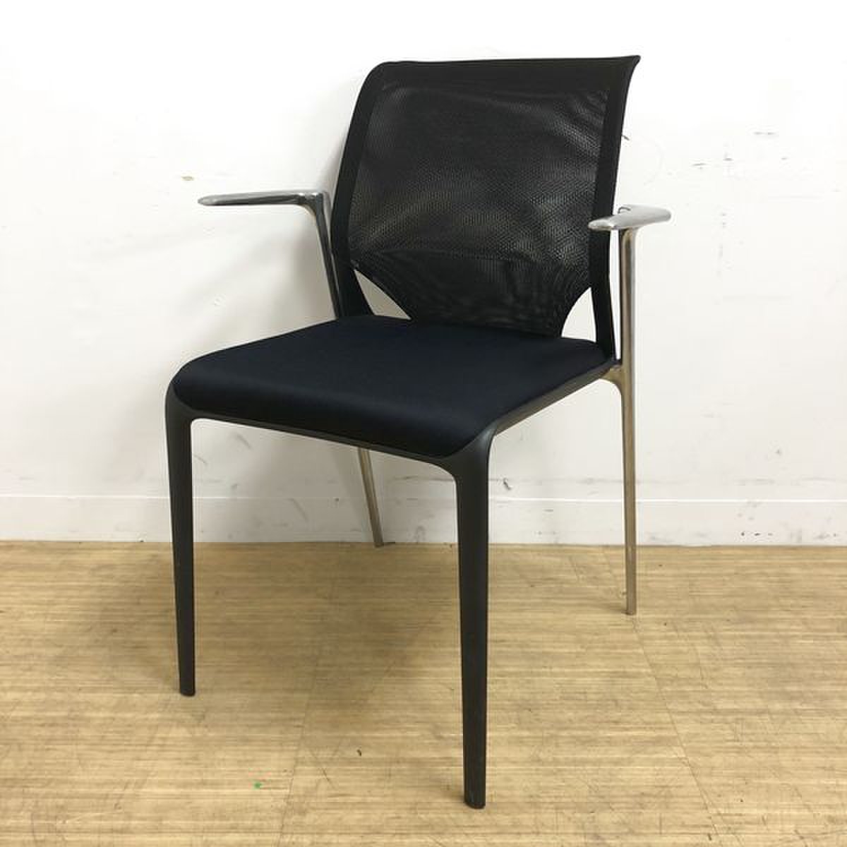 わけあり　vitra(ヴィトラ)/メダスリム　【デザイナーズ家具】
脚底キャップ欠けのため
                        メダスリム 
                                    中古
            