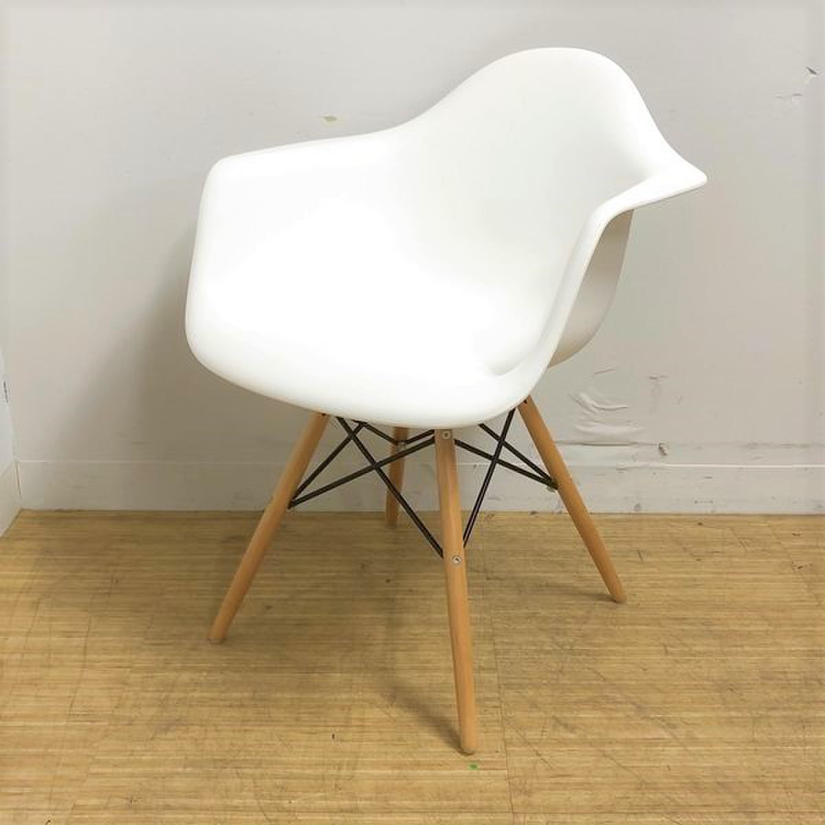 【4脚入荷】人気沸騰中のイームズデザイン！！ホワイト×木目のトレンドカラー
                        その他シリーズ
                                    中古
            