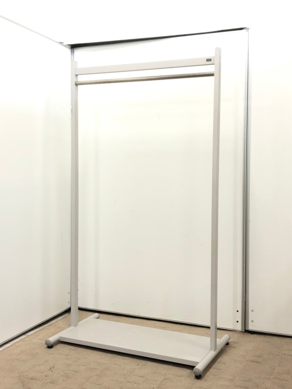 彼がいれば、少人数オフィスの上着の置き場には困りません！
四つ足で安定感も抜群。
圧巻の姿です。
                        その他シリーズ
                                    中古
            