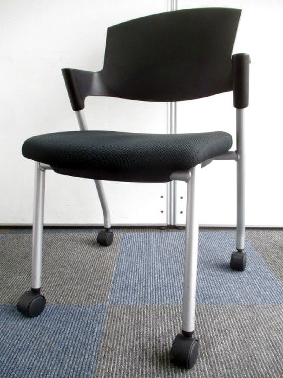 コクヨ製　プロッティ　キャスター付き会議用チェア　ミーティング室　ロット　ブラック色　重ねて省スペース利用可能
                        プロッティ（キャスター付） 
                                    中古
            