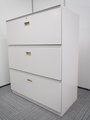 【ホワイト色】【イトーキ製】【3段書庫】【ラテラル】【シンラインシリーズ】【D400㎜】【スリム書庫】【ロット入荷】【取っ手部分に少し日焼け有】