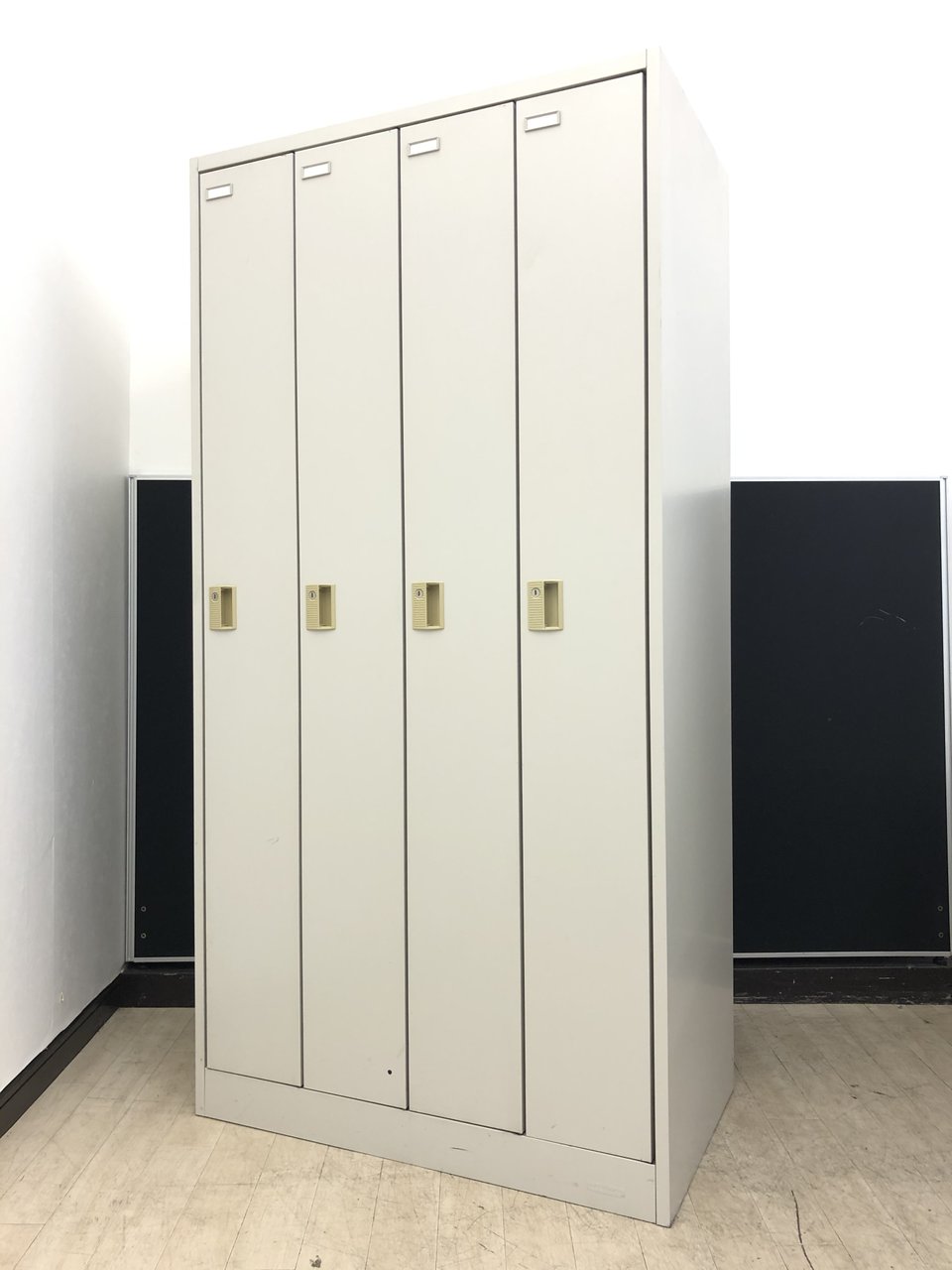 【取っ手日焼け有のためお安く！】在庫が少なくなってきている4人用ロッカー！♦オカムラ製
                        FZ 
                                    中古
            