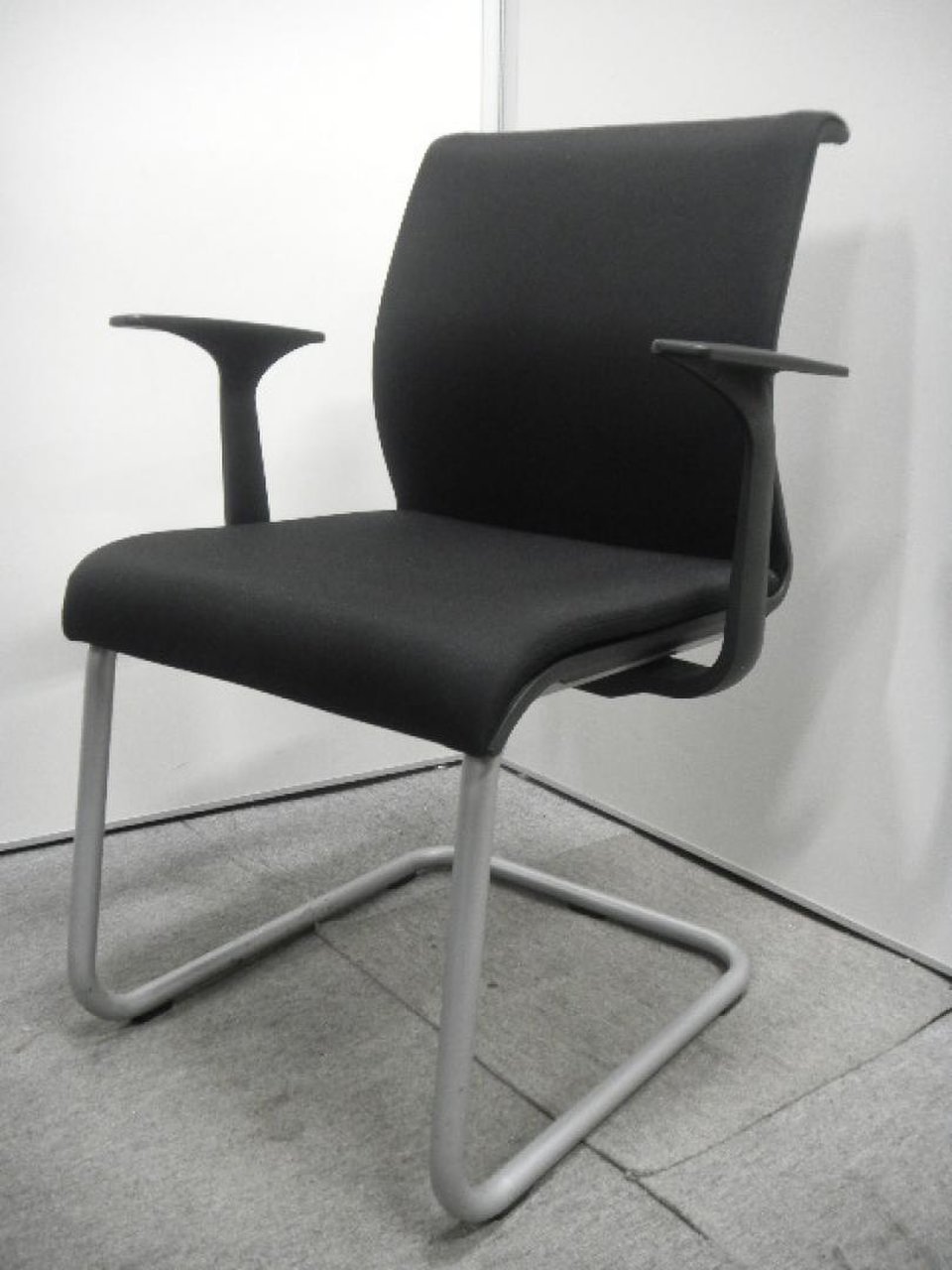 【固定肘】独特な座り心地のシンクチェアのミーティングチェアタイプ。背もたれが絶妙なしなり具合が心地よい【倉庫在庫】
                        シンクチェア（座:布
                                    中古
            