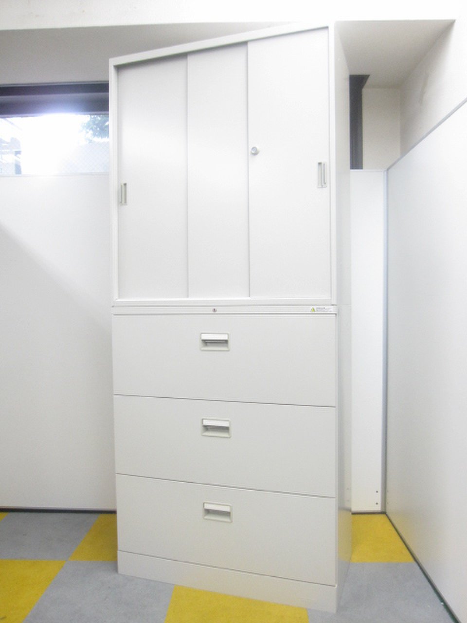 この組み合わせはレア！3枚スライド扉で開口部が大きい！上段と下段でそれぞれ3×3のシンメトリー感が人間の視覚的には美しく感じるらしいです。
                        42 
                                    中古
            