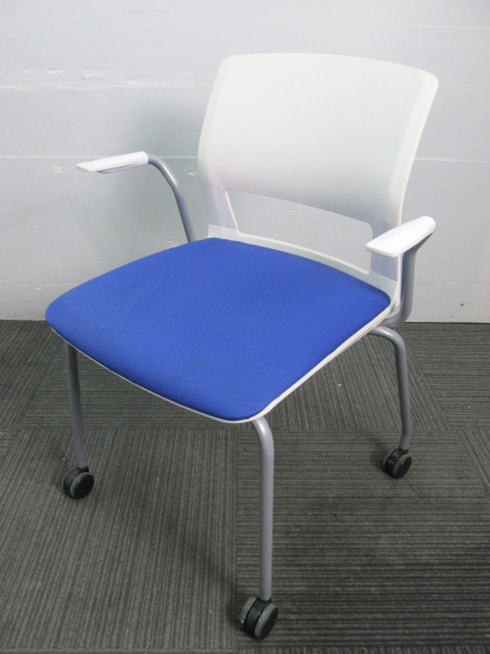 【8脚入荷！】コクヨ製の肘付ミーティングチェア！　スタック　会議　起業　開設　入替
                        160シリーズ 
                                    中古
            