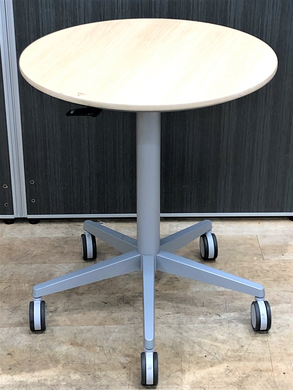 【2台入荷】ワークシーンをサポートします!!昇降式の丸テーブル【中古】【オフィス家具】【東京】【大阪】【愛知】【岐阜】
                        アルト 
                                    中古
            