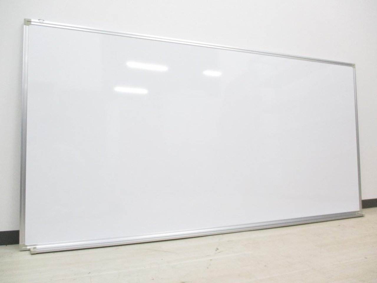 【メーカー在庫品】[壁掛けタイプ]ホワイトボード/両面無地 W1800mm【事務用品】 【オフィス家具】
                        WK-1890
                                    新古品
            