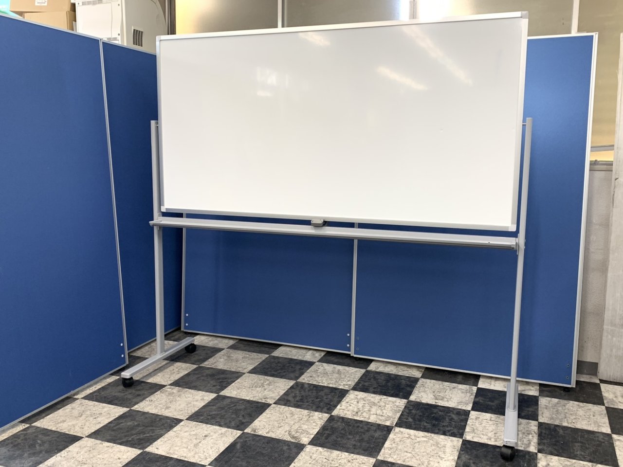 【人気の両面タイプ】脚付きホワイトボード　表裏の切り替え簡単　キャスター付きで移動が楽々！
                        その他シリーズ
                                    中古
            