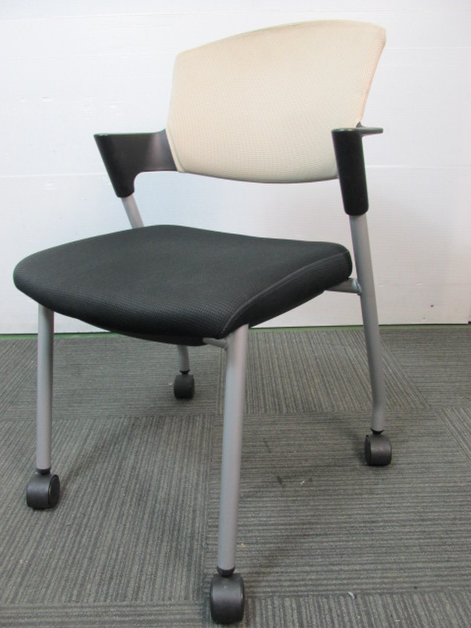 【9脚入荷】コクヨ製｜キャスター付き｜スタッキングチェア｜背面：ベージュ
                        プロッティ（キャスター付） 
                                    中古
            