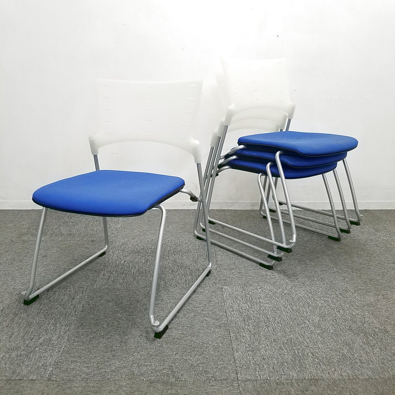 【4セット！】｜スタッキングチェア｜重ねて収納可能で便利！｜会議室やミーティングスペースにオススメ！
                        マノス 
                                    中古
            