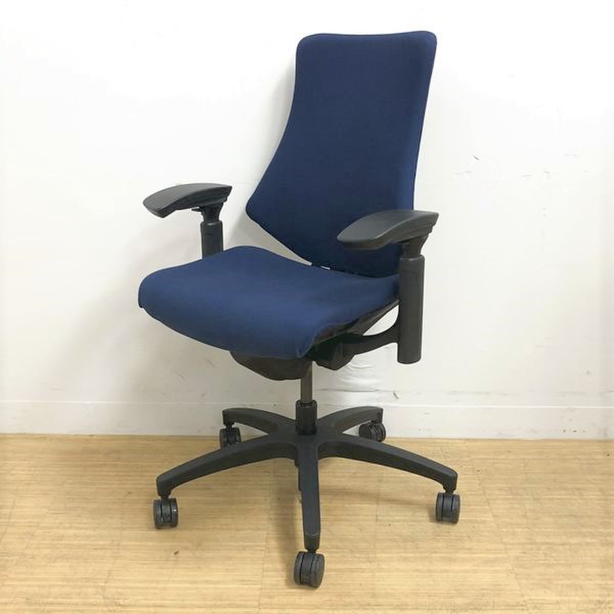 2018年製の美品　マルチスライドアーム搭載　ブラック×ネイビーブルーのかっこいいデザイン　イトーキ　エフ(f)
                        エフ 
                                    中古
            