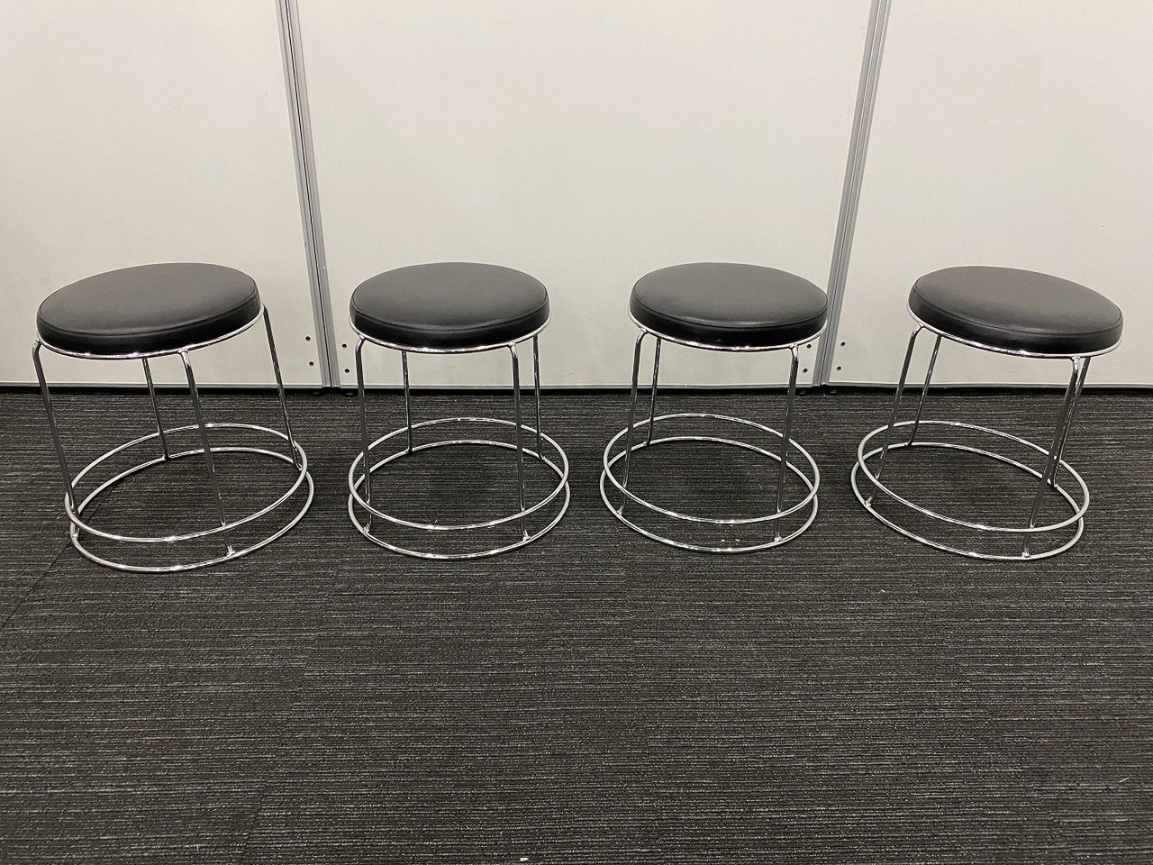 【4脚セット】【希少】丸椅子！革張りでかっこいいです！オカムラ/okamura/レザー【倉庫在庫品】
                        スツール 
                                    中古
            