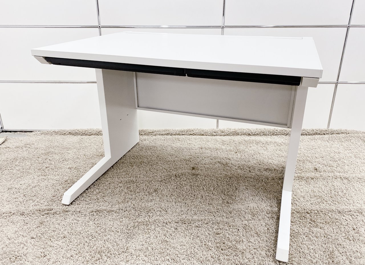 【KS】【配線を綺麗に収納！】
コンパクトな平机■イトーキ/CZR■ホワイト■W1000mm
                        CZR 
                                    中古
            