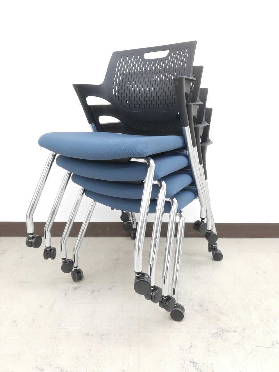 【スタッキングチェア4脚セット！】お得商品！会議室にビッタリ！ブルーカラー【オカムラ製パートチェア】【RP】
                        パート 
                                    中古
            