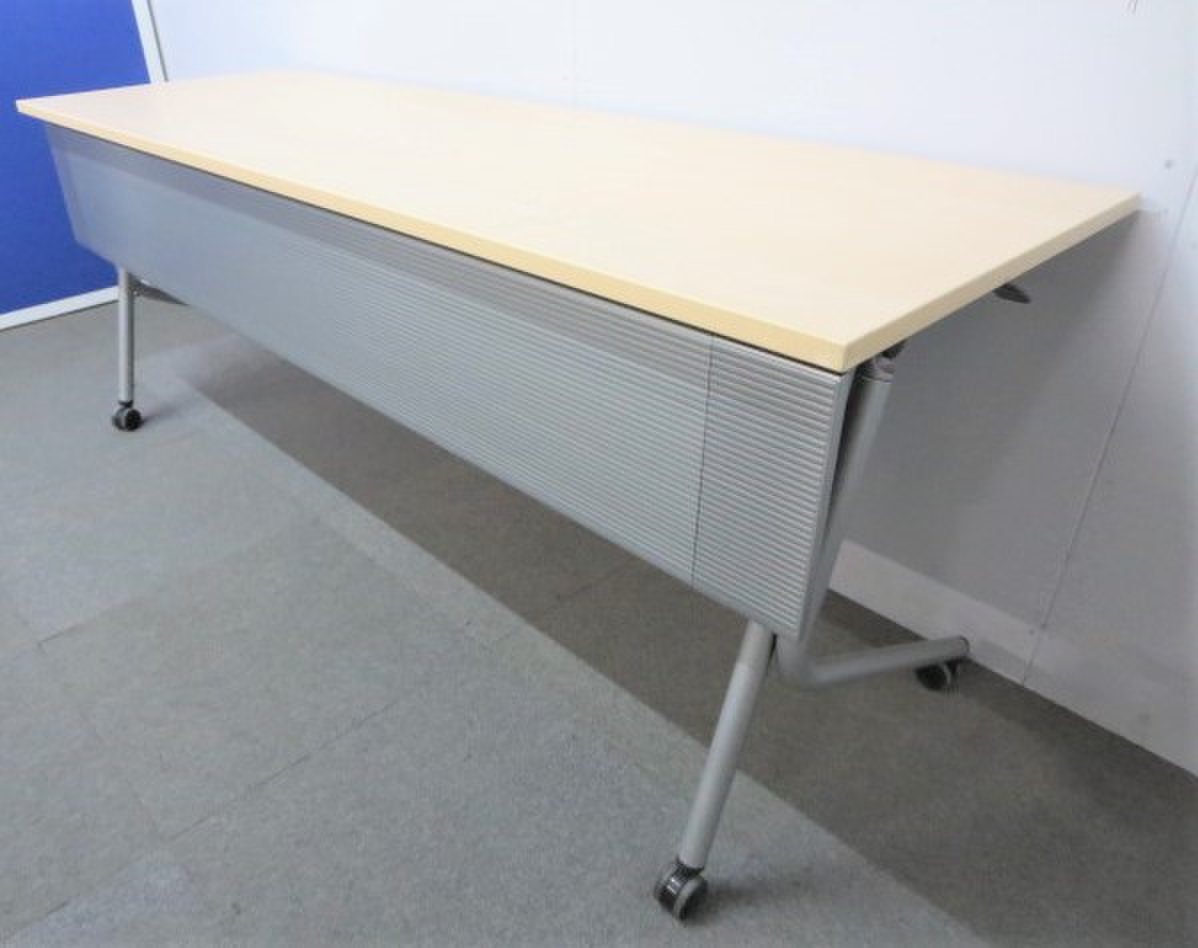 【スタイリッシュなデザイン！】■オカムラ製　サイドスタックテーブル（W1800×D450mm）　■ナチュラルカラー（木目柄天板）　幕板付き
                        ネスティア 
                                    中古
            