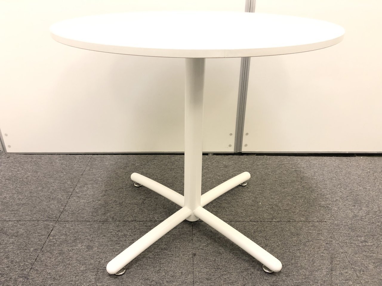 【おつとめ特価】お洒落な丸テーブル！天板に傷有りのためお求めやすく！！
                        その他シリーズ
                                    中古
            