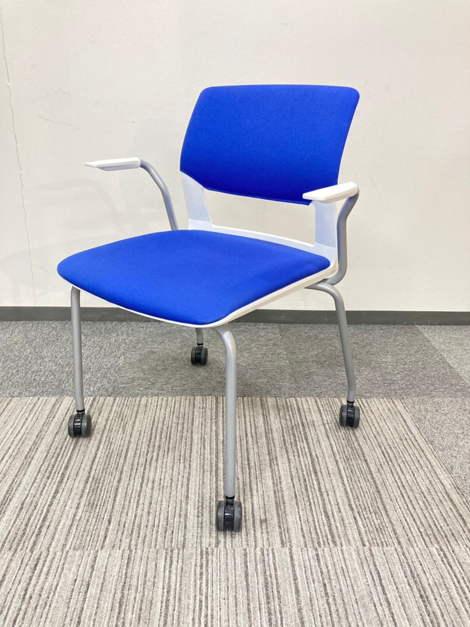 【ロット入荷】 コクヨ KOKUYO スタッキングチェア 肘置き付き ブルー  会議 ミーティング 【新大阪】【中古品】【淀川区】【北区】【吹田】【起業
                        160シリーズ 
                                    中古
            