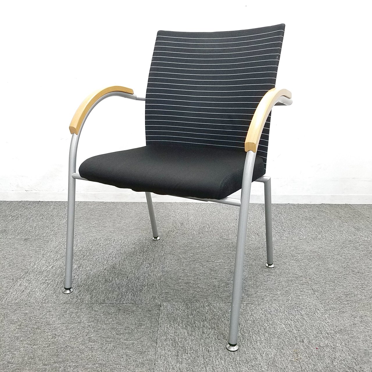 【4脚入荷】重ねて収納も可能です！スタイリッシュなフォルムで、待合室、リフレッシュスペースにオススメです！
                        その他シリーズ
                                    中古
            