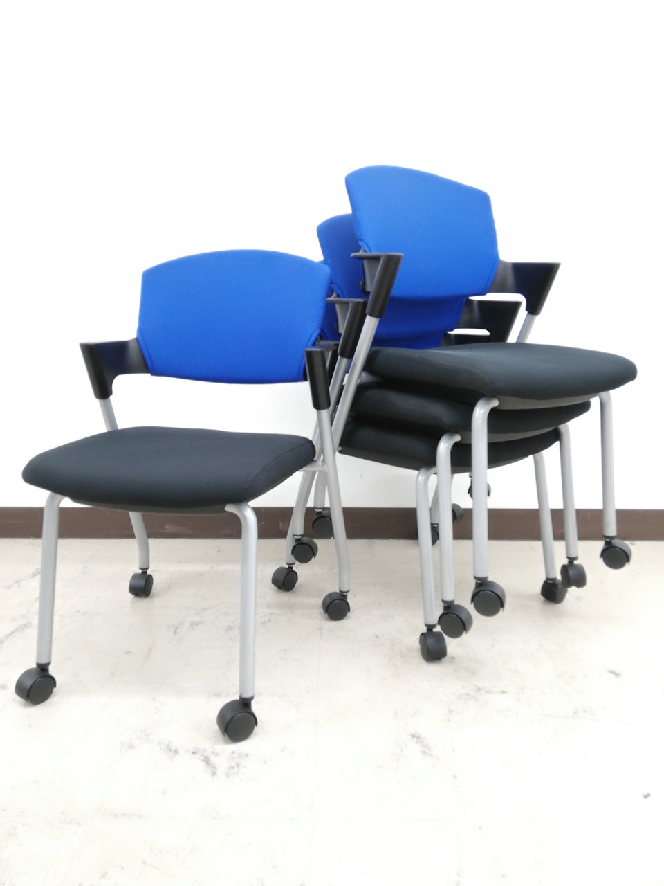 【セットお買い得】背もたれブルー＆座面ブラック！定番スタッキングチェア4脚セット※キャスター付き◆コクヨ製【RP】
                        プロッティ（キャスター付） 
                                    中古
            