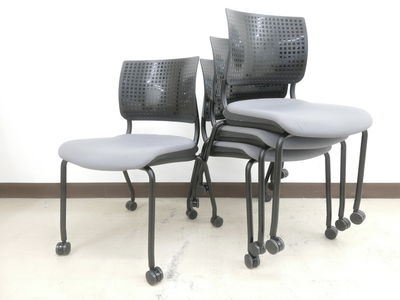 【４脚セットで10％オフ】【画期的！リクライニングする会議チェア！】オカムラ/コンフィー/背：ブラック　在：セサミ(グレー)■スタッキング可能　★
                        コンフィー 
                                    中古
            