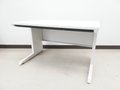 人気商品!!【定価約6万円!!シンプルでオシャレなデザイン!!人気のホワイトカラーで配線カバーが使いやすい平机の入荷です!!】■イトーキ■CZR