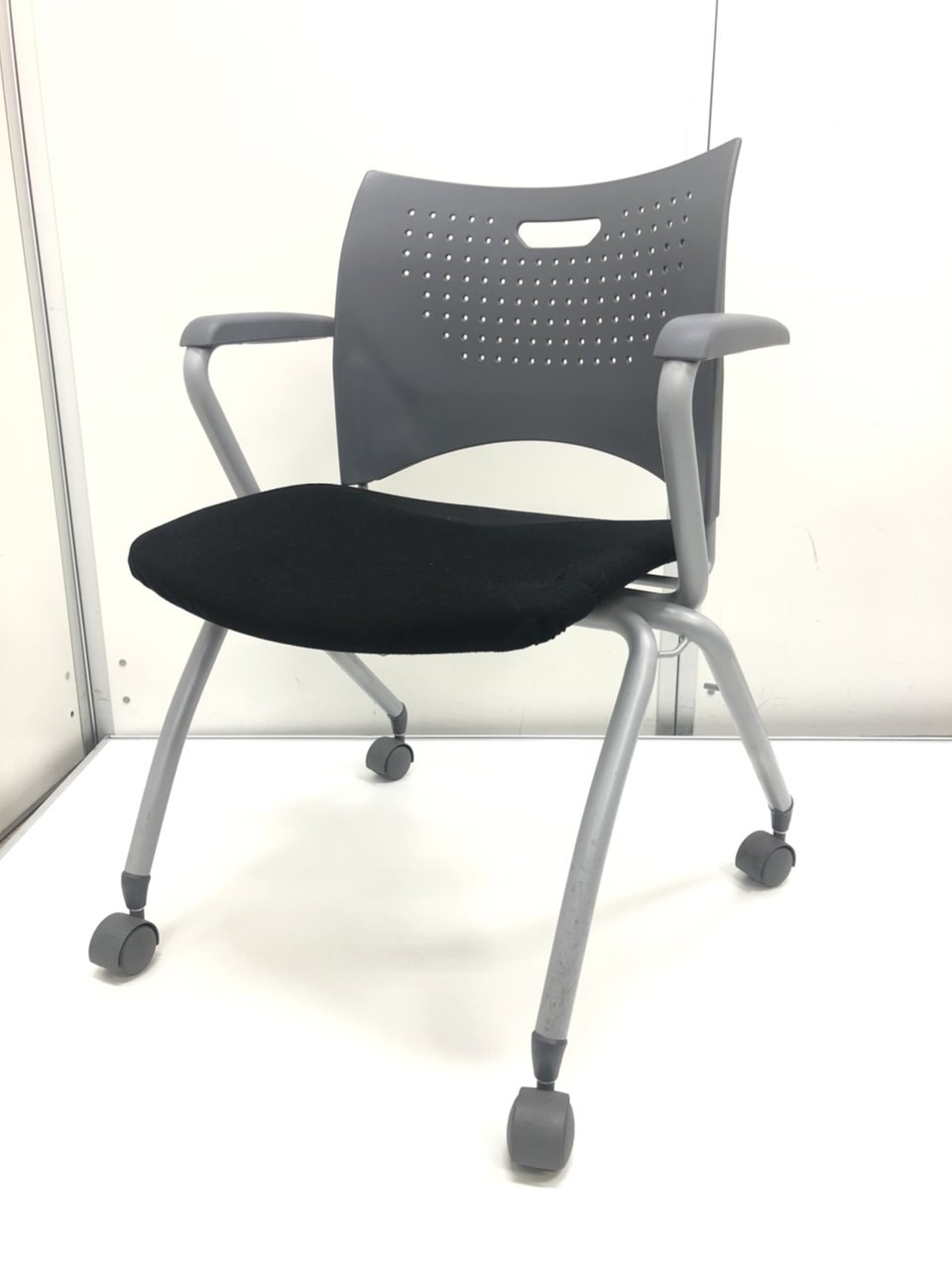 【座面使用感あり】【お買い得品】【数揃います！！】ライオン製/スタッキングチェア/座面ブラック・背面グレー
                        その他
                                    中古
            