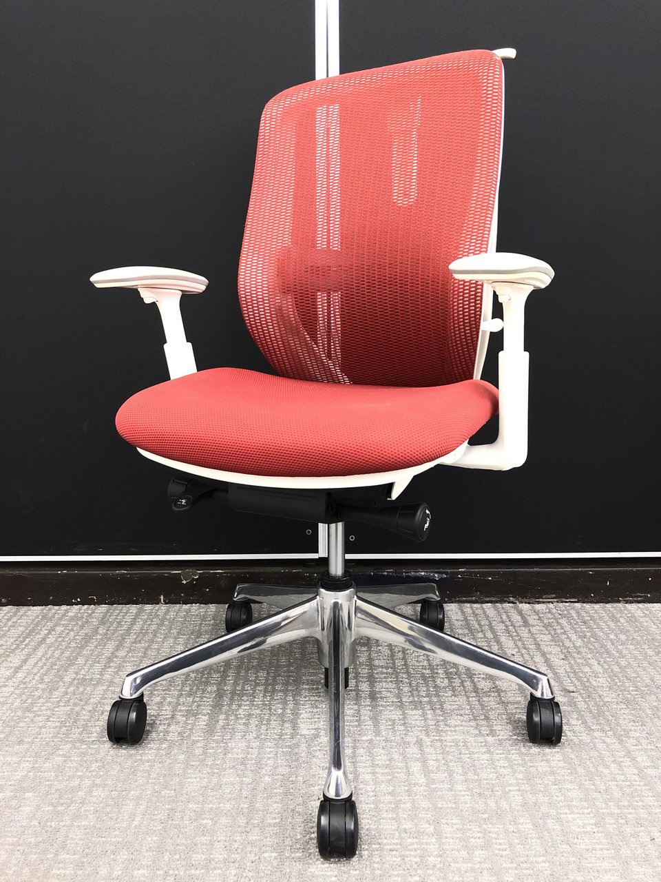 【2017年製】【高級チェア】オカムラ製　シルフィ！！在宅ワーク・入れ替えにおすすめします！【座り心地抜群のレッドカラーチェア】
                        シルフィー（メッシュ） 
                                    中古
            