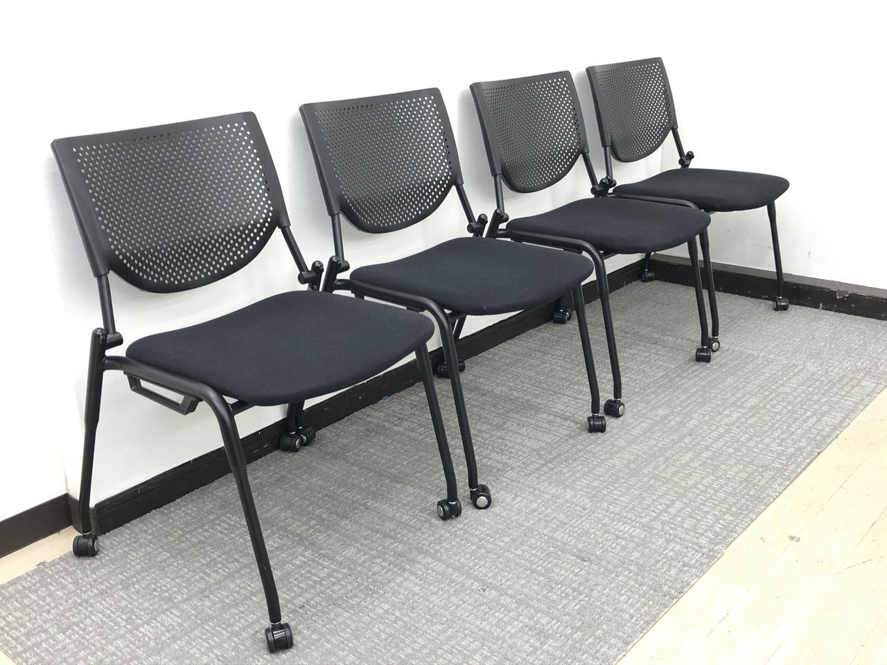 【4脚セットで10％オフ！】【定番スタックチェア】オカムラ/プロスタック/ブラック
                        プロスタック 
                                    中古
            