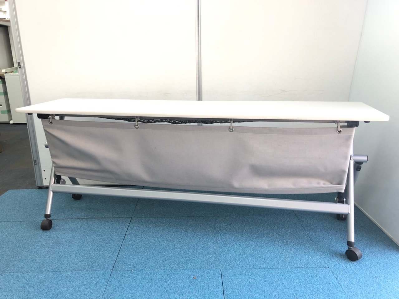 【1800㎜のサイドスタックテーブル】
【あれば便利！】
【早い者勝ち】
                        その他シリーズ
                                    中古
            