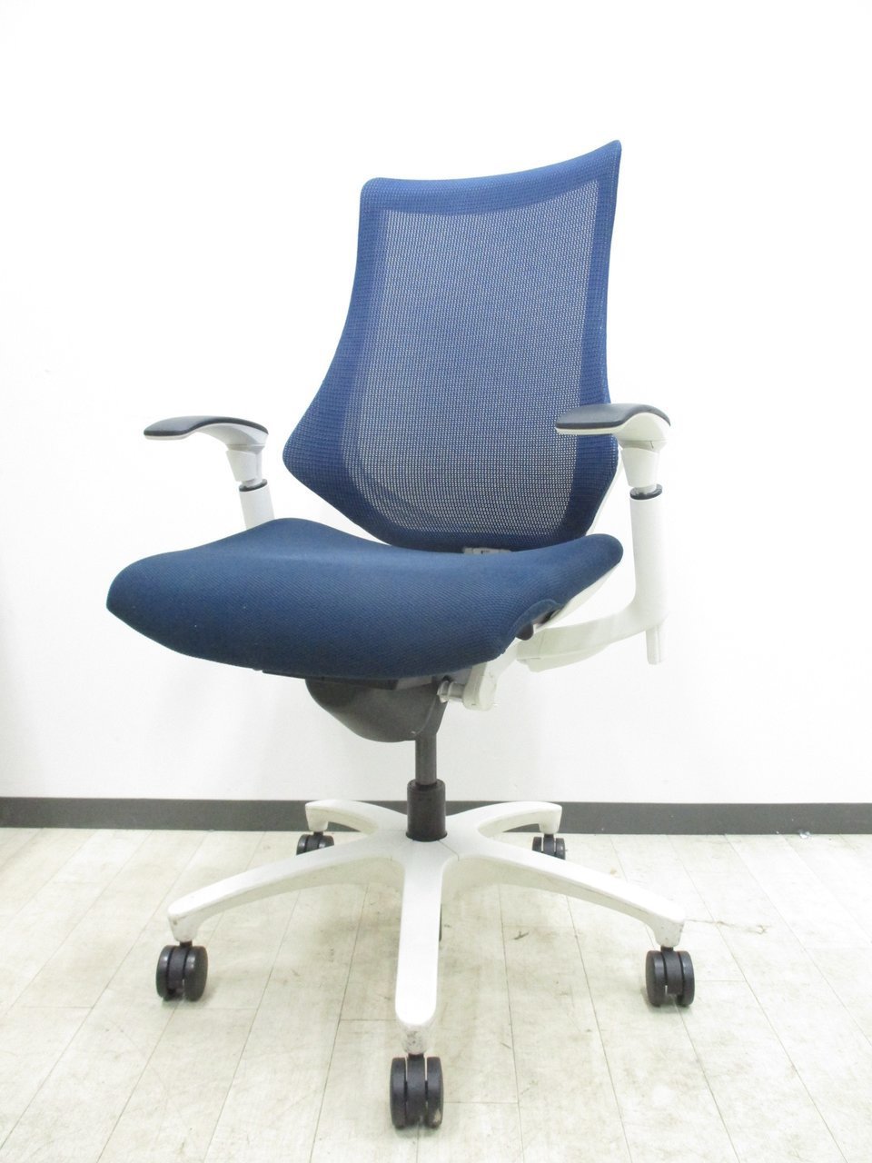 【むくみ改善チェア！女性に大人気！】■美しいフォルム。機能美をデザインに昇華させたハイパフォーマンスチェアです!!
                        エフ 
                                    中古
            