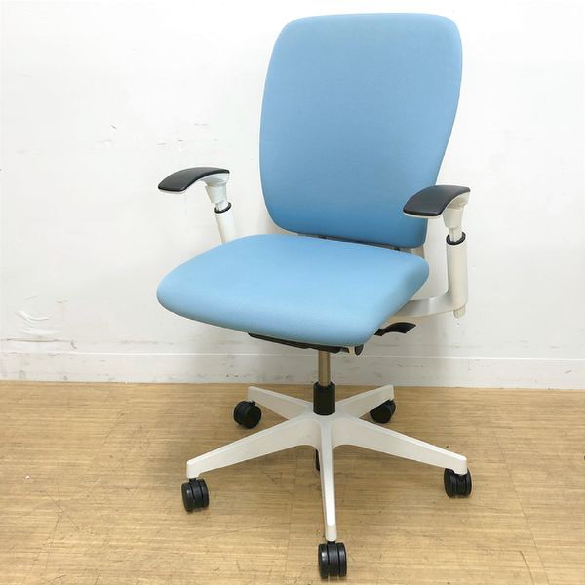 【在庫入替価格】【残り1脚】ホワイトボディ×ターコイズブルーで色鮮やかなカラーリング　アジャスタブル肘搭載　ハイバックモデル　イトーキ　フルゴ
                        フルゴ
                                    中古
            