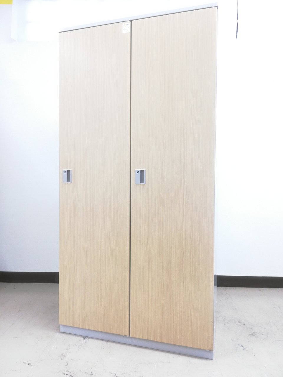 オシャレスチールロッカー　イトーキ　LB　ハニカム木目扉　ファインウォールナットL色　鍵付き
                        LB 
                                    中古
            