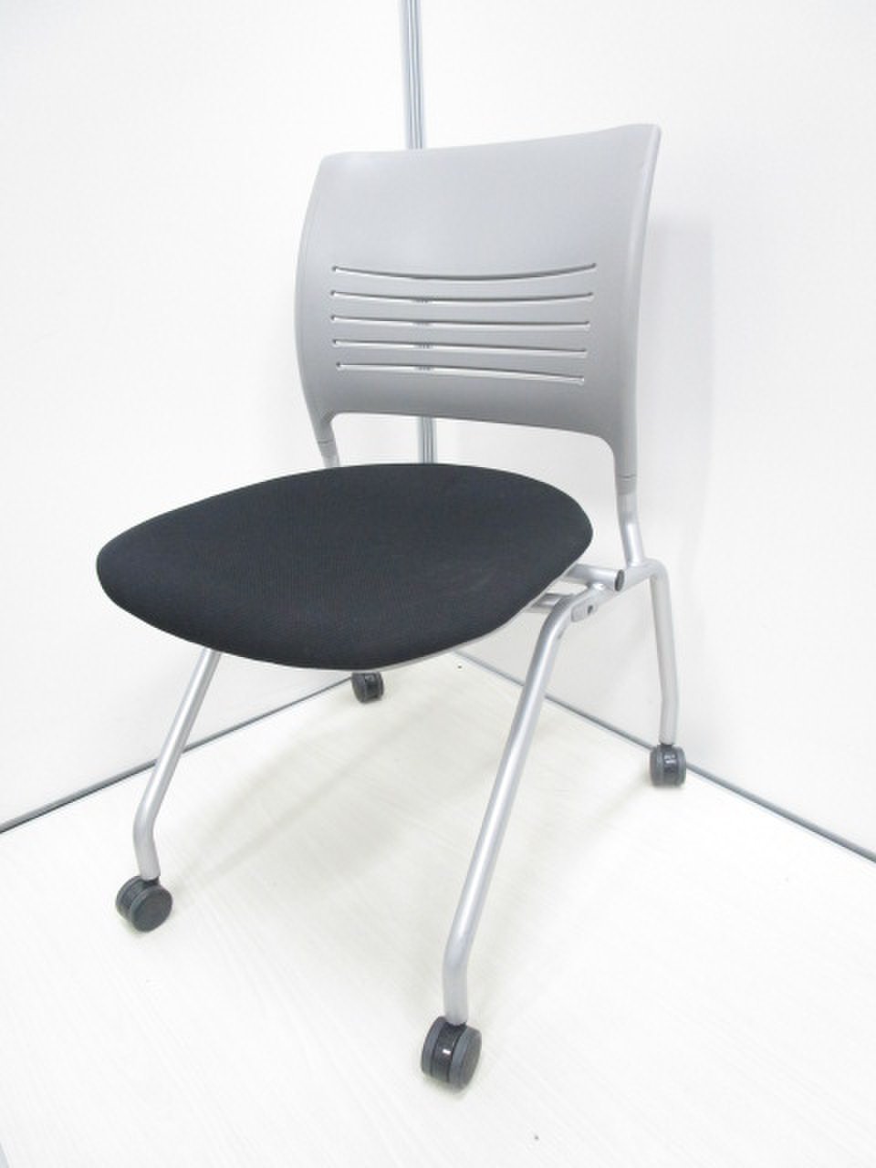 オカムラの人気ネスティングチェア！
                        エレナⅡ 
                                    中古
            