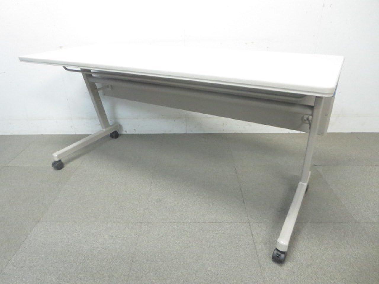 【フレキシブルに活躍します！】■コクヨ製　サイドスタックテーブル　W1500×D450mm【足元を隠せる幕板パネル付！】
                        KT-900シリーズ 
                                    中古
            