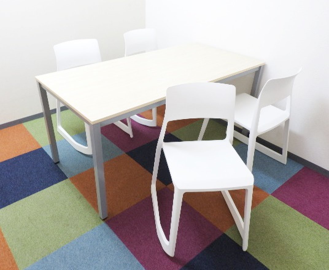 【4名用にお勧め！】ミーティングセット　ヴィトラ　ティプ トン【テーブル+椅子4脚セット】【NA】【RP】
                        RFD
                                    中古
            