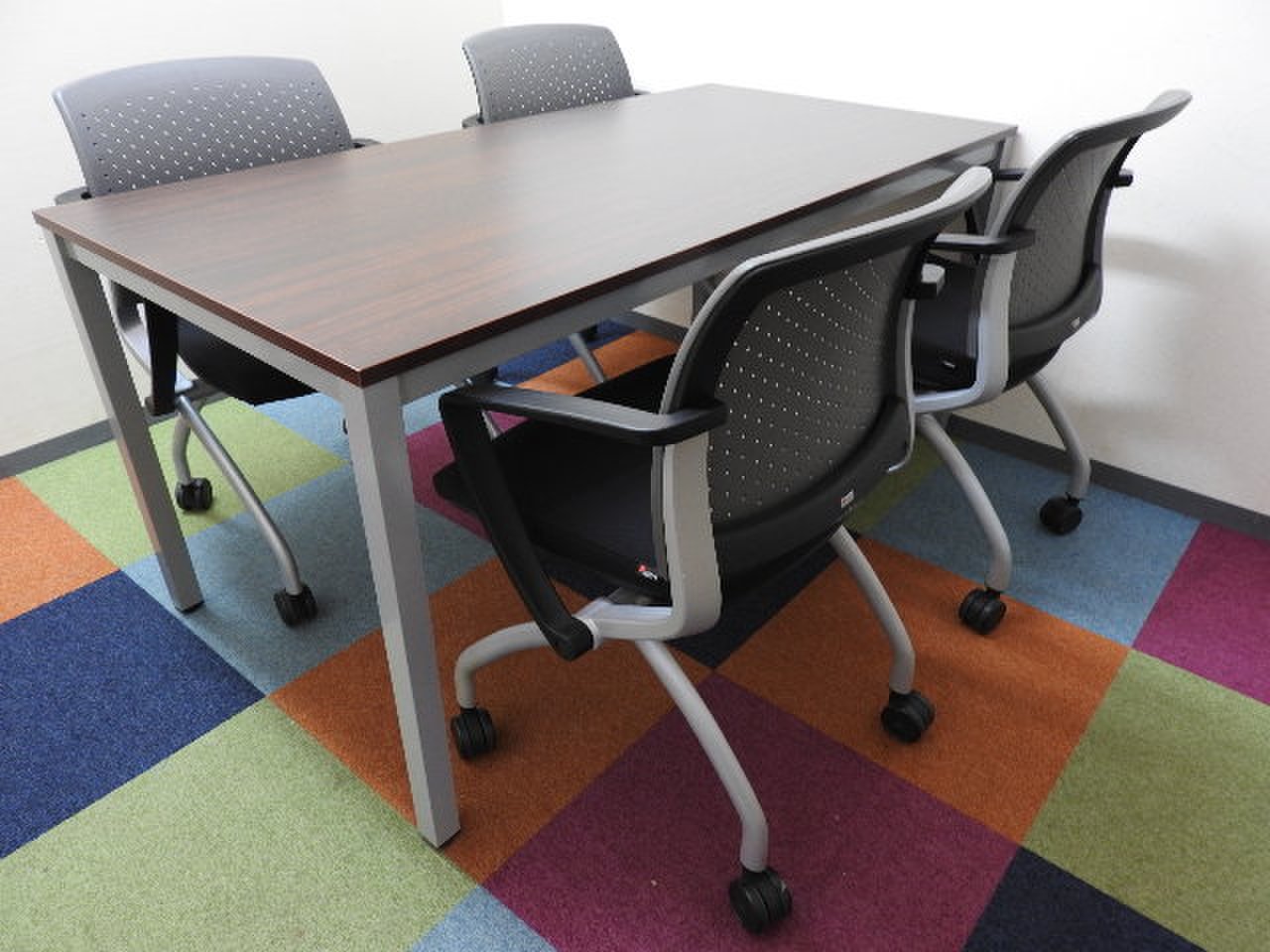 【4名用にお勧め！】簡易ミーティングセット【テーブル+椅子4脚セット】【160シリーズ】【DB】【RP】
                        RFD
                                    中古
            