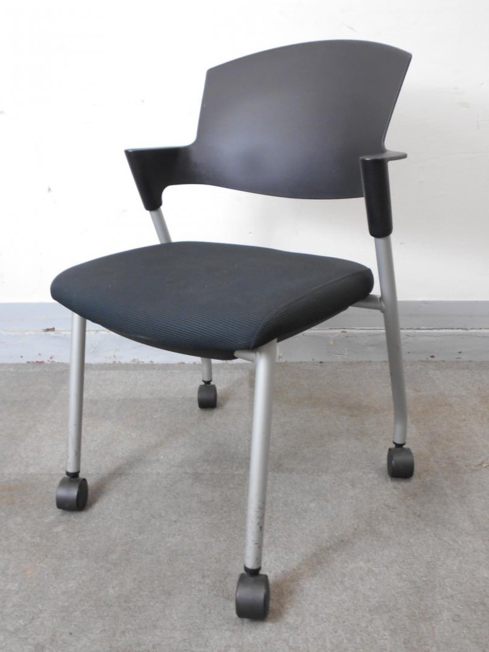 【座り心地良好のスタッキングチェア】コクヨ/プロッティ/背：プレーン(ブラック)　座：クッション
                        プロッティ（キャスター付） 
                                    中古
            